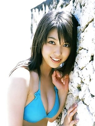 Beautiful gravure angel melts the scene in her bikini at a beach